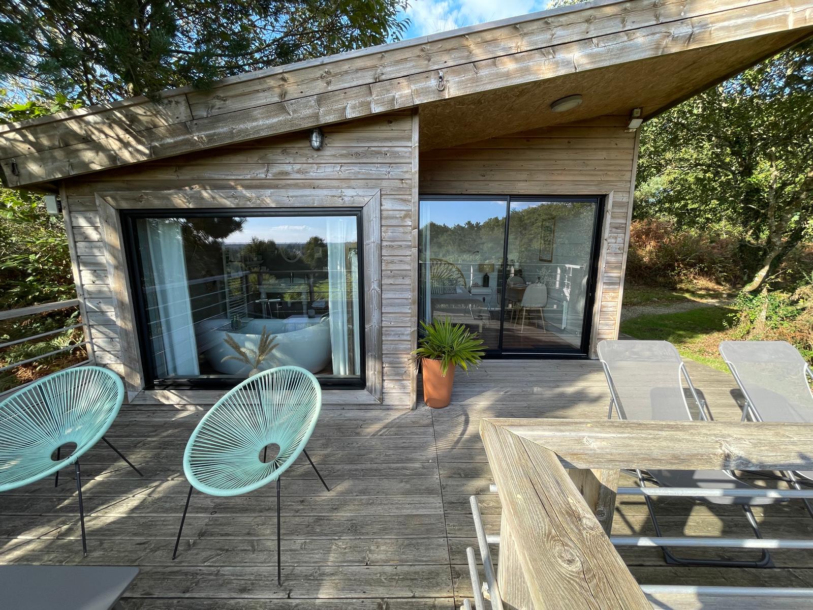 Ecolodge avec toiture végétalisée : une vraie cabane perchée