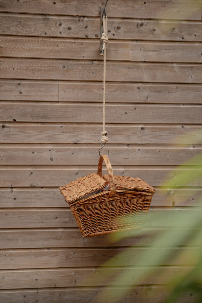 Petit-déjeuner livré en panier dans les lodges de Carrière Sauvage
