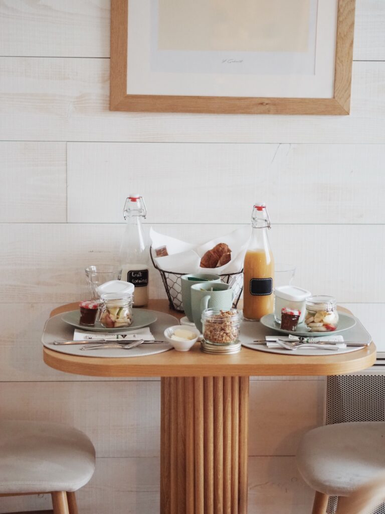 Petit-déjeuner au lodge Sépale à Carrière Sauvage