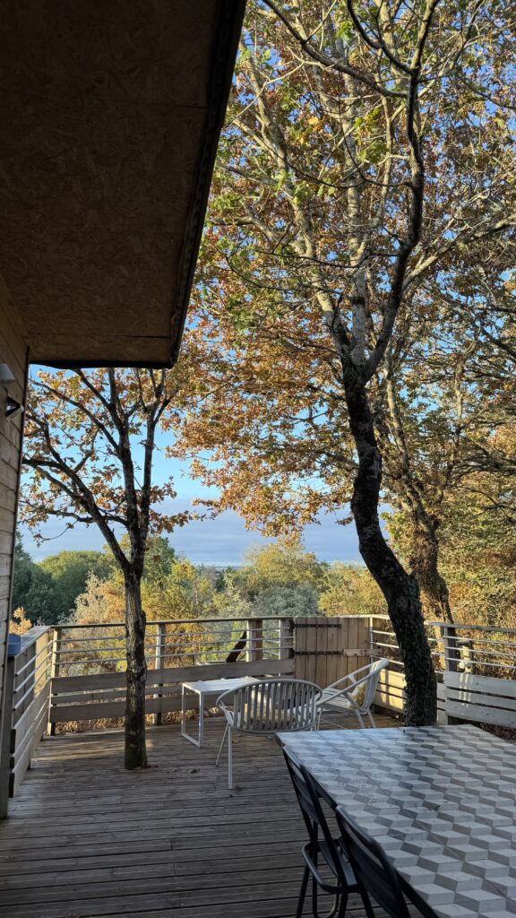 grande terrasse partagée par les deux cabanes-suites de l'ensemble Castille