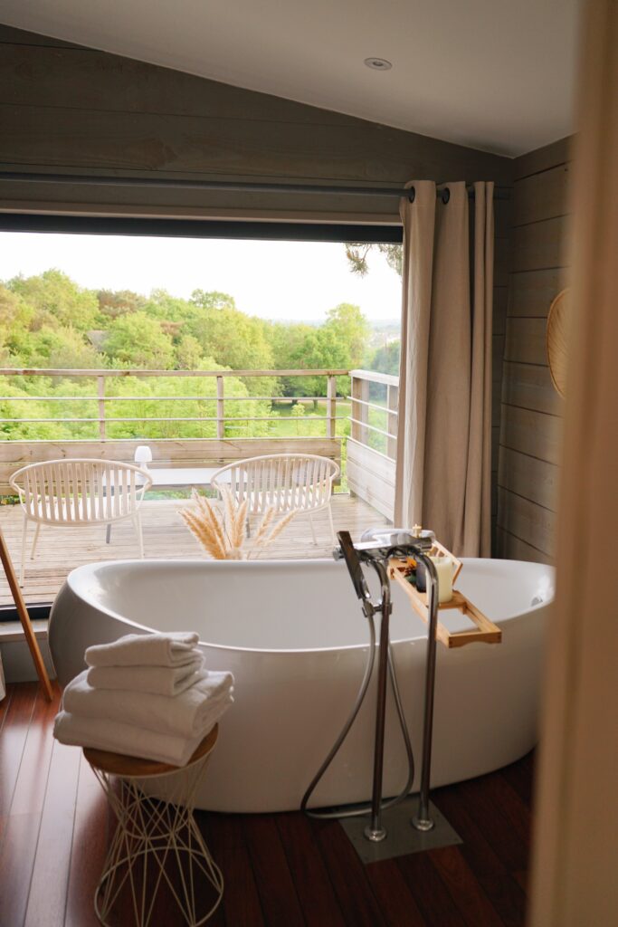 Intérieur d’un lodge de Carrière Sauvage pour un séjour en amoureux à Pont-Aven