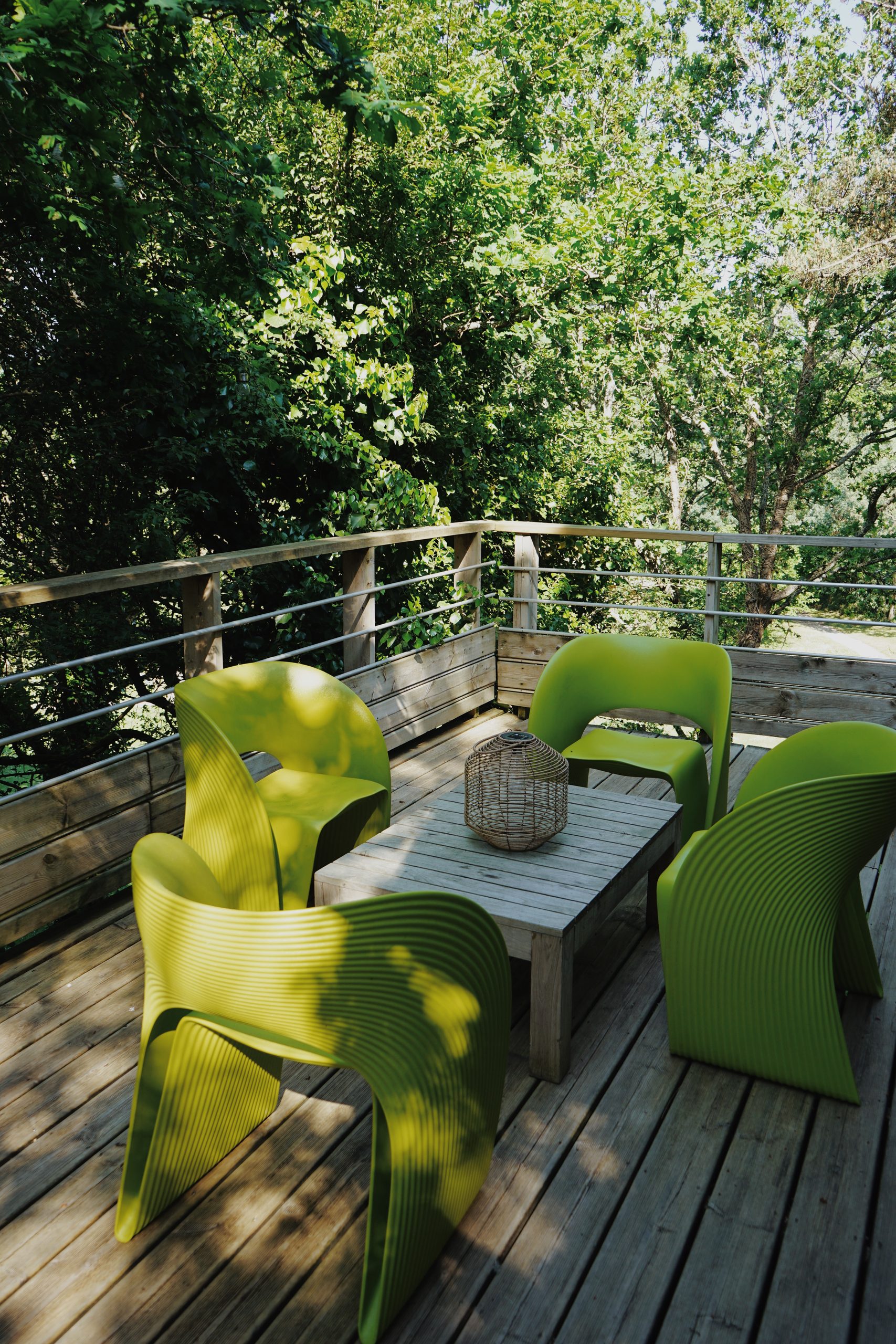 Terrasse du lodge Sève au milieu de la végétation à Pont-Aven