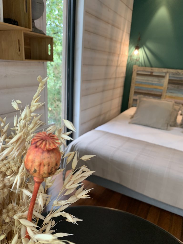Cabane cosy au milieu des arbres à Carrière Sauvage