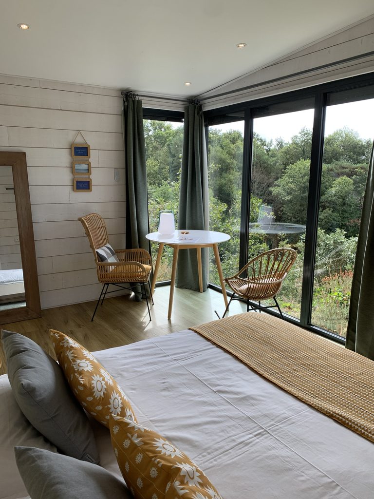 chambre et salon du lodge castille en immersion dans la nature