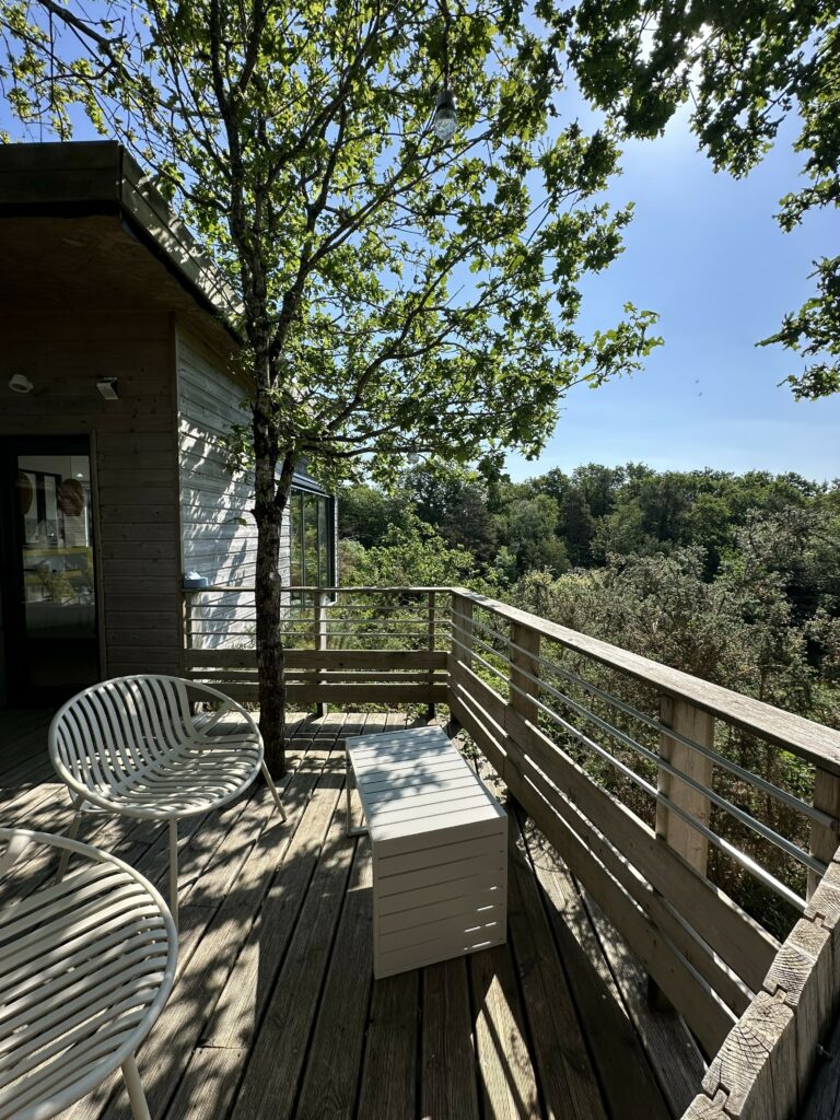 cabane castille à flanc de falaise avec terrasse panoramique