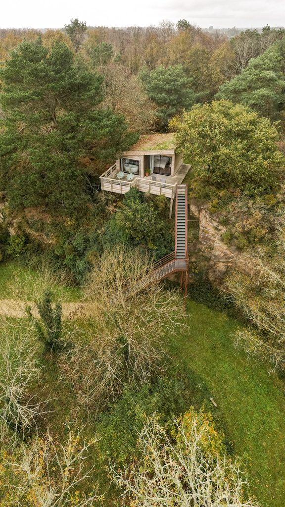 Lodge niché dans la végétation de Carrière Sauvage à Pont-Aven