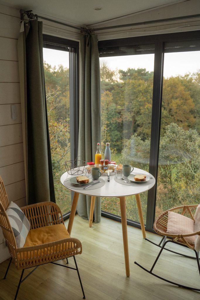 Petit-déjeuner livré en panier dans les lodges de Carrière Sauvage