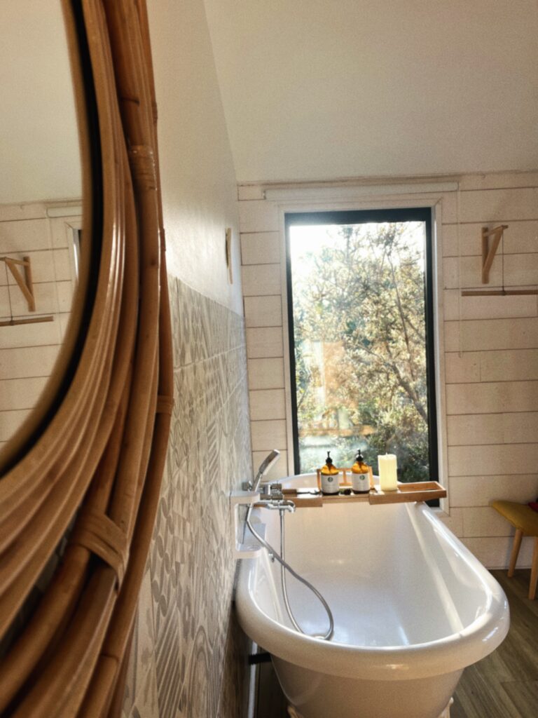Chambre et baignoire îlot du lodge Castille à Pont-Aven